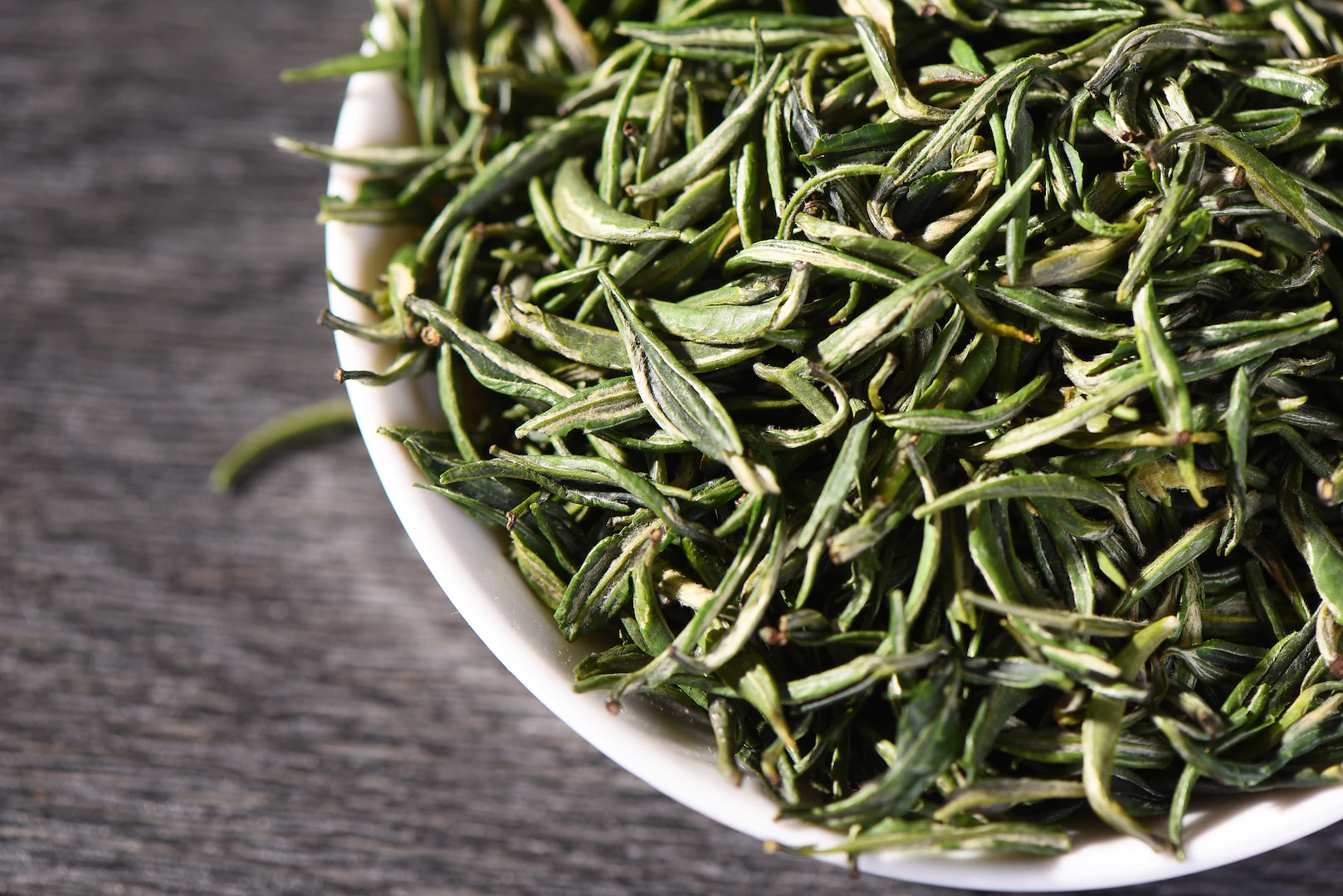 Kolor herbaty często jest odznaką jakości lub identyfikatorem rodzaju herbaty – ma przykład sam wygład naparu japońskiej mocno parowanej zielonej herbaty już dużo mówi. Właśnie o kolorze herbat zielonych i chciałbym opowiedzieć w tym artykule.